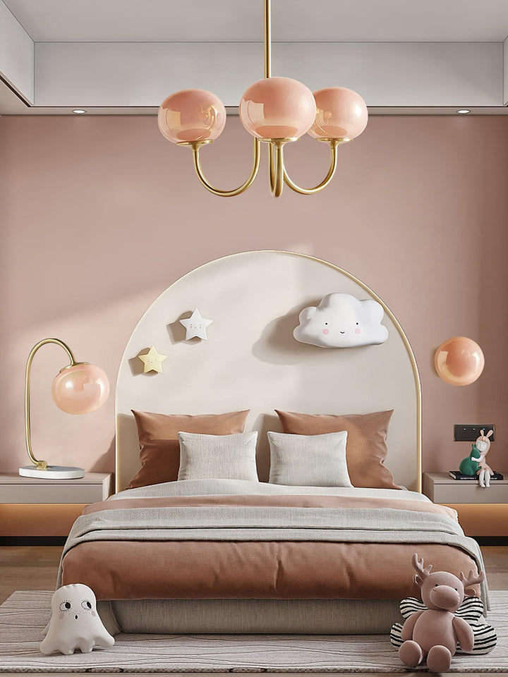 "Moderne kroonluchter met gouden afwerking en roze glazen kappen, geschikt voor LED verlichting in eigentijds interieur."