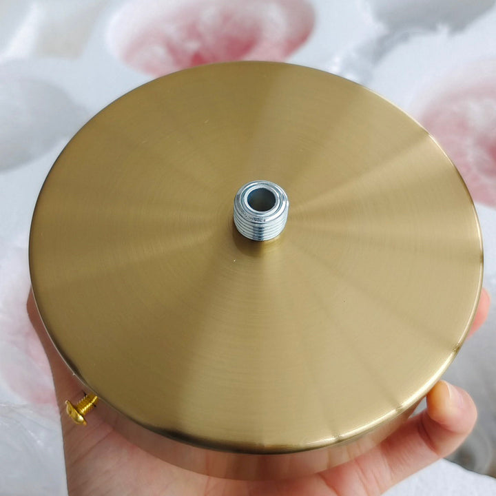 "Moderne kroonluchter met gouden afwerking en roze glazen kappen, geschikt voor LED verlichting in eigentijds interieur."