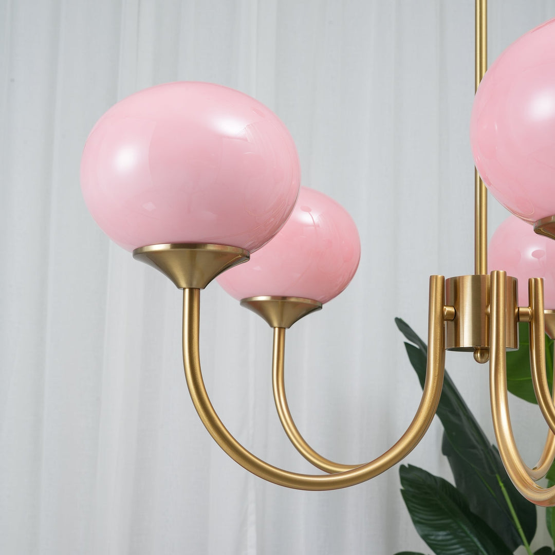 "Moderne kroonluchter met gouden afwerking en roze glazen kappen, geschikt voor LED verlichting in eigentijds interieur."