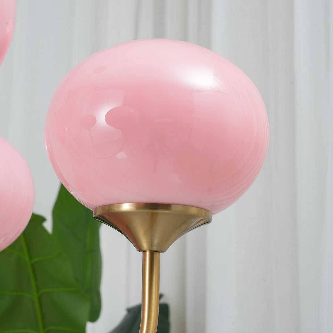 "Moderne kroonluchter met gouden afwerking en roze glazen kappen, geschikt voor LED verlichting in eigentijds interieur."