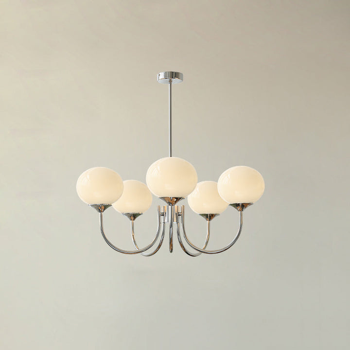 "Moderne kroonluchter met gouden afwerking en roze glazen kappen, geschikt voor LED verlichting in eigentijds interieur."
