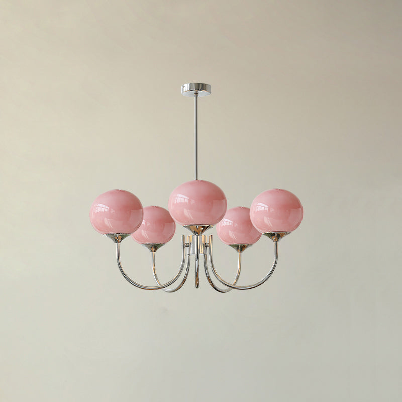 "Moderne kroonluchter met gouden afwerking en roze glazen kappen, geschikt voor LED verlichting in eigentijds interieur."