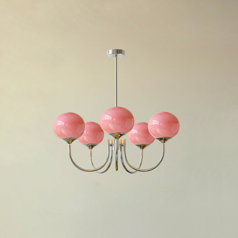 "Moderne kroonluchter met gouden afwerking en roze glazen kappen, geschikt voor LED verlichting in eigentijds interieur."