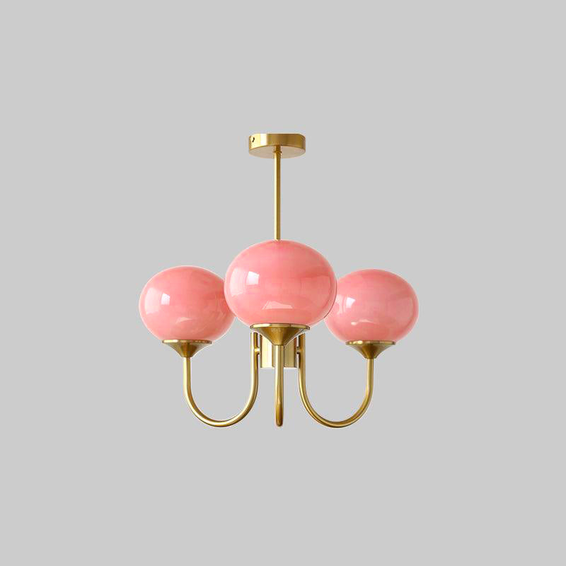 "Moderne kroonluchter met gouden afwerking en roze glazen kappen, geschikt voor LED verlichting in eigentijds interieur."