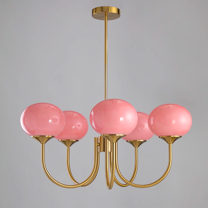 "Moderne kroonluchter met gouden afwerking en roze glazen kappen, geschikt voor LED verlichting in eigentijds interieur."