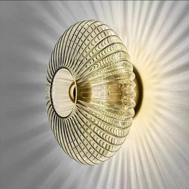 "Moderne Soléa wandlamp met strak design, sfeervoll licht, ideaal voor eigentijds interieur in warme tinten."