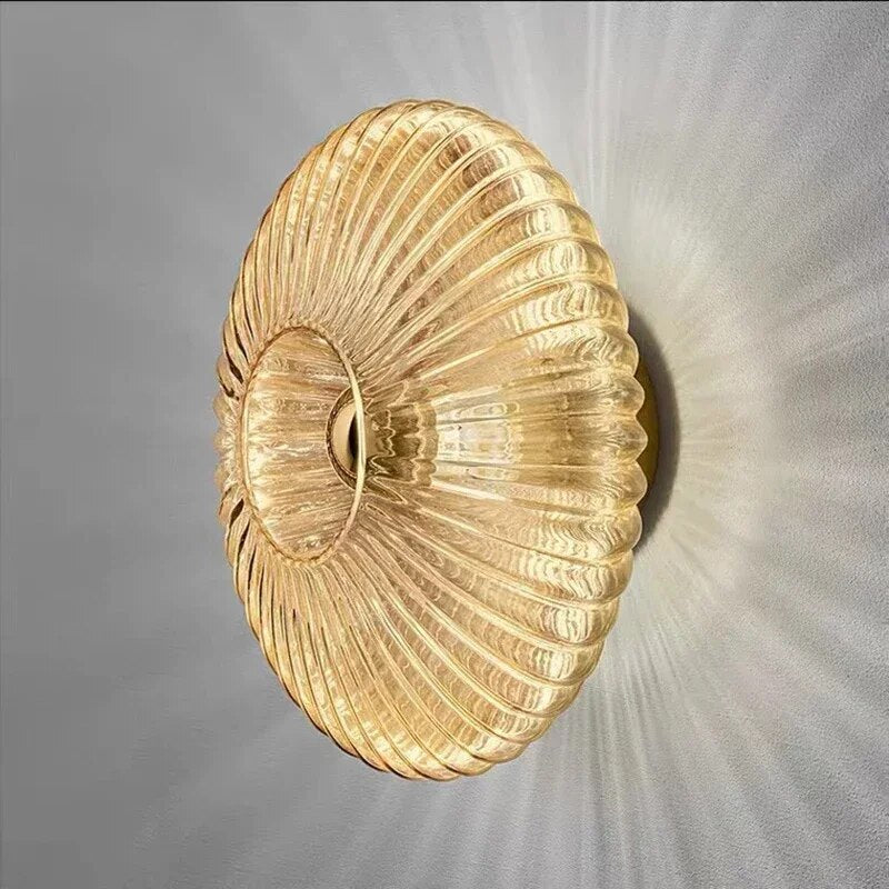 "Moderne Soléa wandlamp met strak design, sfeervoll licht, ideaal voor eigentijds interieur in warme tinten."