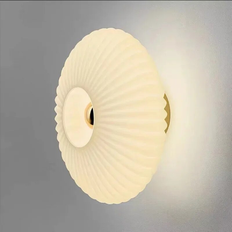 "Moderne Soléa wandlamp met strak design, sfeervoll licht, ideaal voor eigentijds interieur in warme tinten."