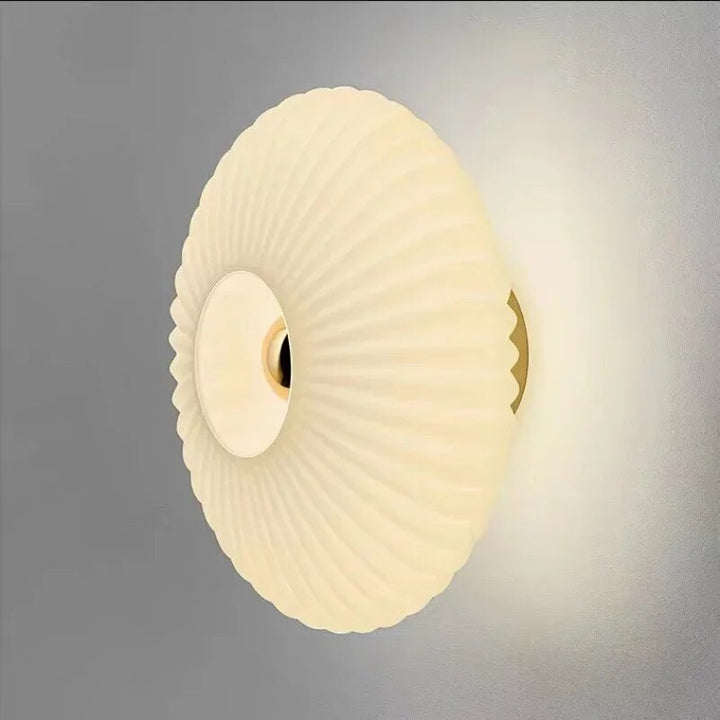 "Moderne Soléa wandlamp met strak design, sfeervoll licht, ideaal voor eigentijds interieur in warme tinten."