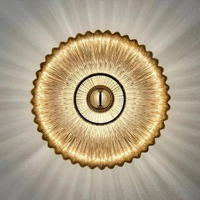 "Moderne Soléa wandlamp met strak design, sfeervoll licht, ideaal voor eigentijds interieur in warme tinten."