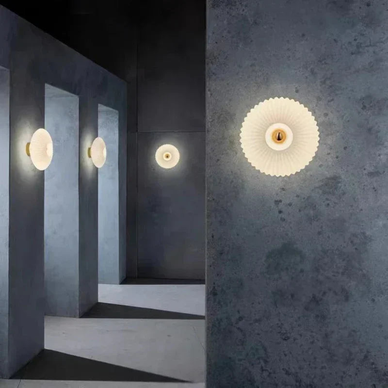 "Moderne Soléa wandlamp met strak design, sfeervoll licht, ideaal voor eigentijds interieur in warme tinten."