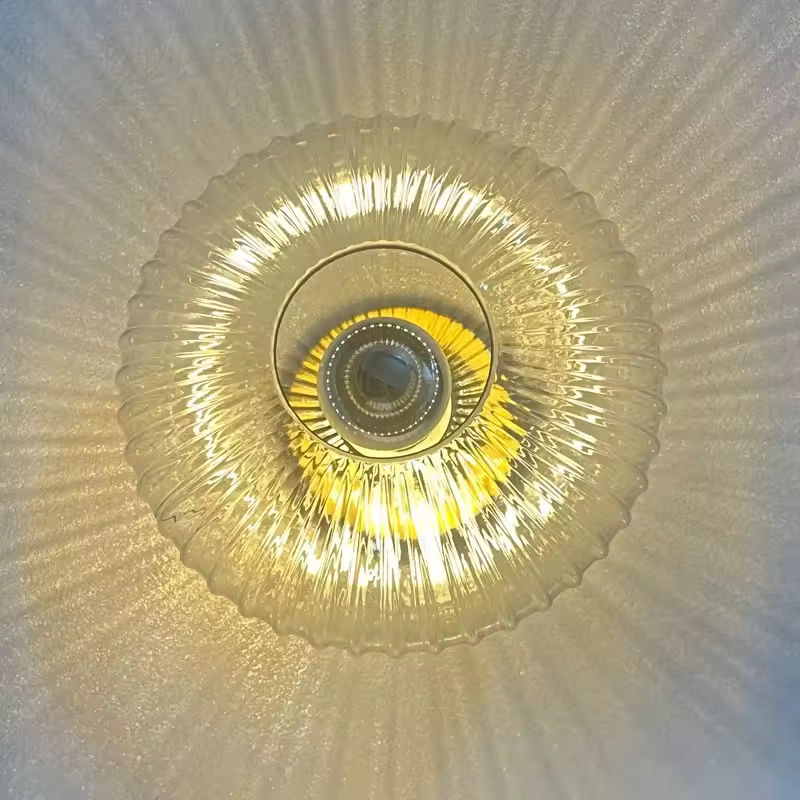 "Moderne Soléa wandlamp met strak design, sfeervoll licht, ideaal voor eigentijds interieur in warme tinten."