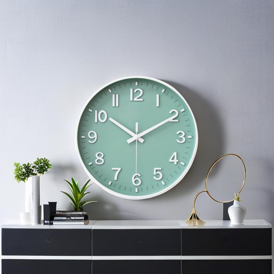 "Moderne stille wandklok, diameter 30 cm, grote cijfers, stijlvol minimalistisch ontwerp voor uitstekende leesbaarheid."