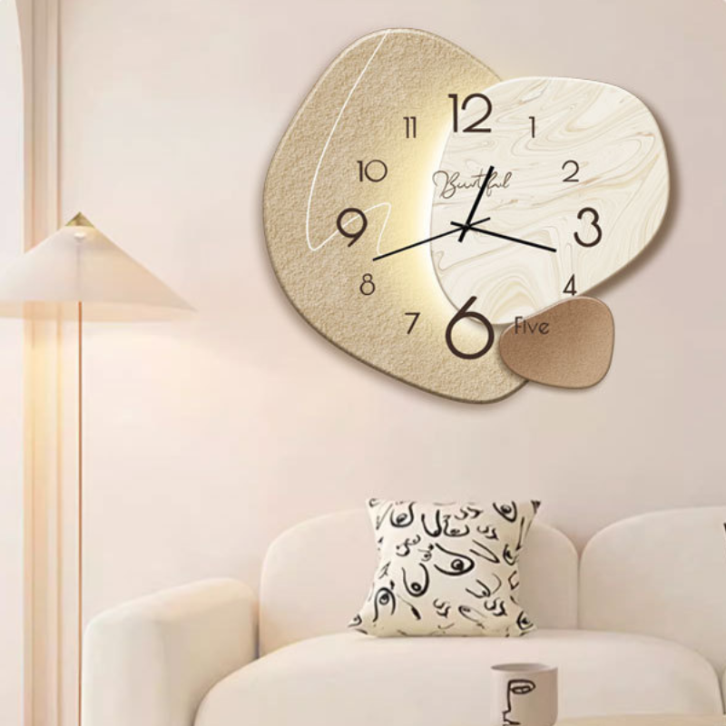 "Moderne wandklok met strak design, heldere wijzers, en luxe uitstraling, perfect voor elk interieur, stille werking."