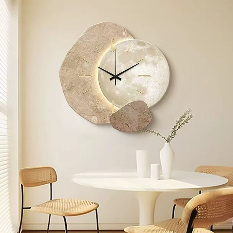 "Moderne wandklok met strak design, heldere wijzers, en luxe uitstraling, perfect voor elk interieur, stille werking."