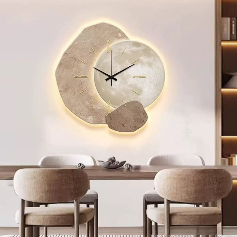 "Moderne wandklok met strak design, heldere wijzers, en luxe uitstraling, perfect voor elk interieur, stille werking."