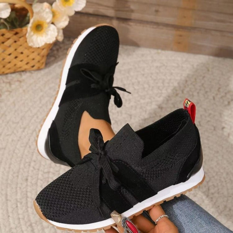"Modieuze orthopedische sneakers voor dames, grijs met roze accenten, ergonomisch ontwerp voor comfort en stijl."