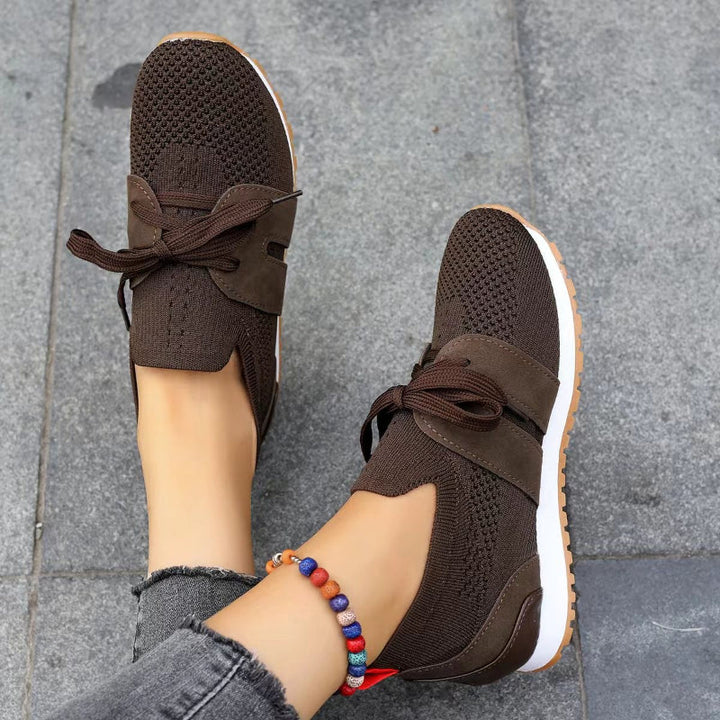 "Modieuze orthopedische sneakers voor dames, grijs met roze accenten, ergonomisch ontwerp voor comfort en stijl."
