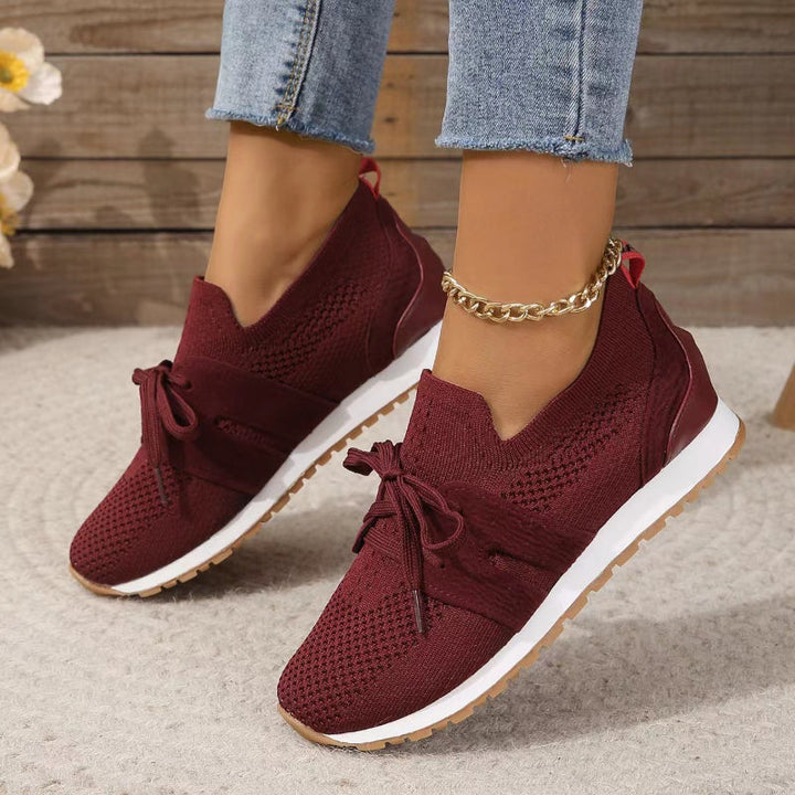"Modieuze orthopedische sneakers voor dames, grijs met roze accenten, ergonomisch ontwerp voor comfort en stijl."