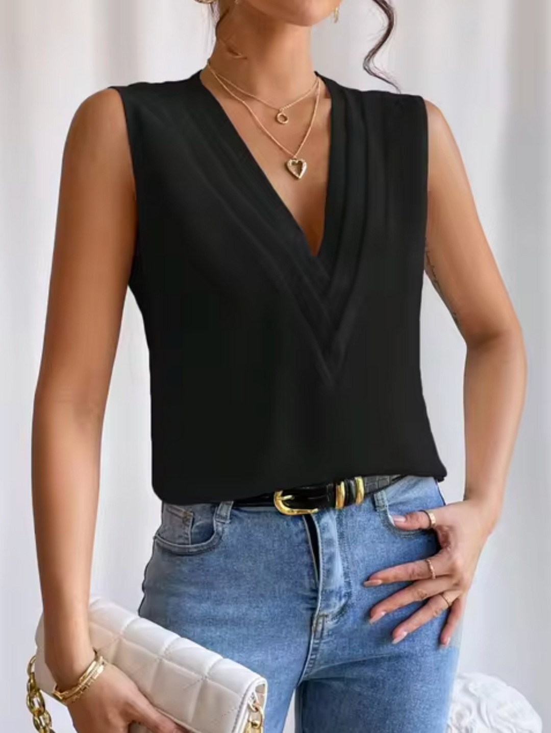 "Mouwloze dames V-hals top, elegant en luchtig, in zachte stof, ideaal voor casual en chique gelegenheden."
