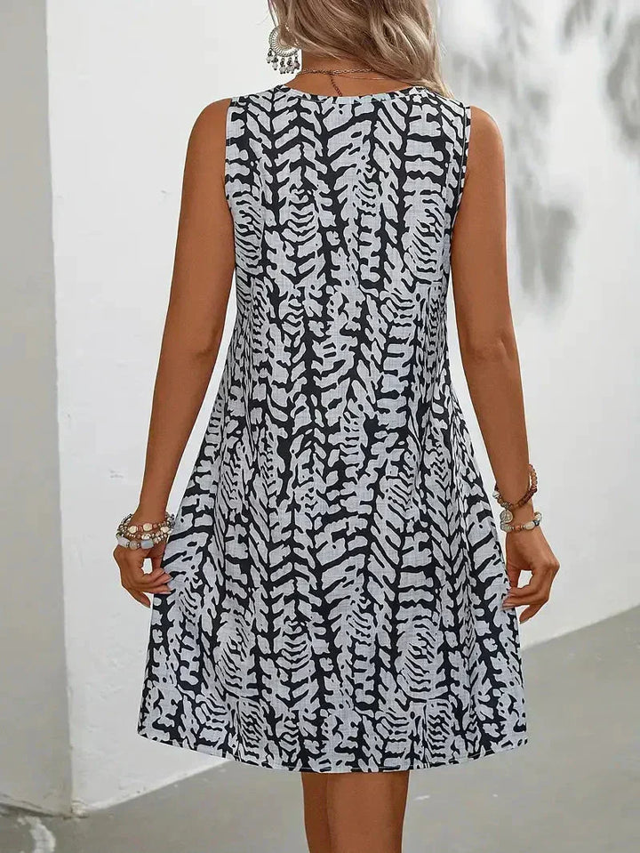 "Mouwloze dames zomerjurk met abstracte print, luchtig en stijlvol ontwerp voor zomerse dagen, gemaakt van ademende stof."
