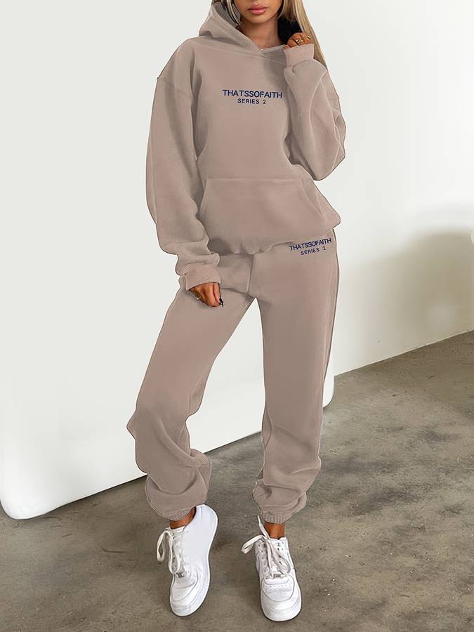 "Neutral beige loungewear set dames, oversized sweater en joggingbroek, grafische print, elastische tailleband voor comfort."