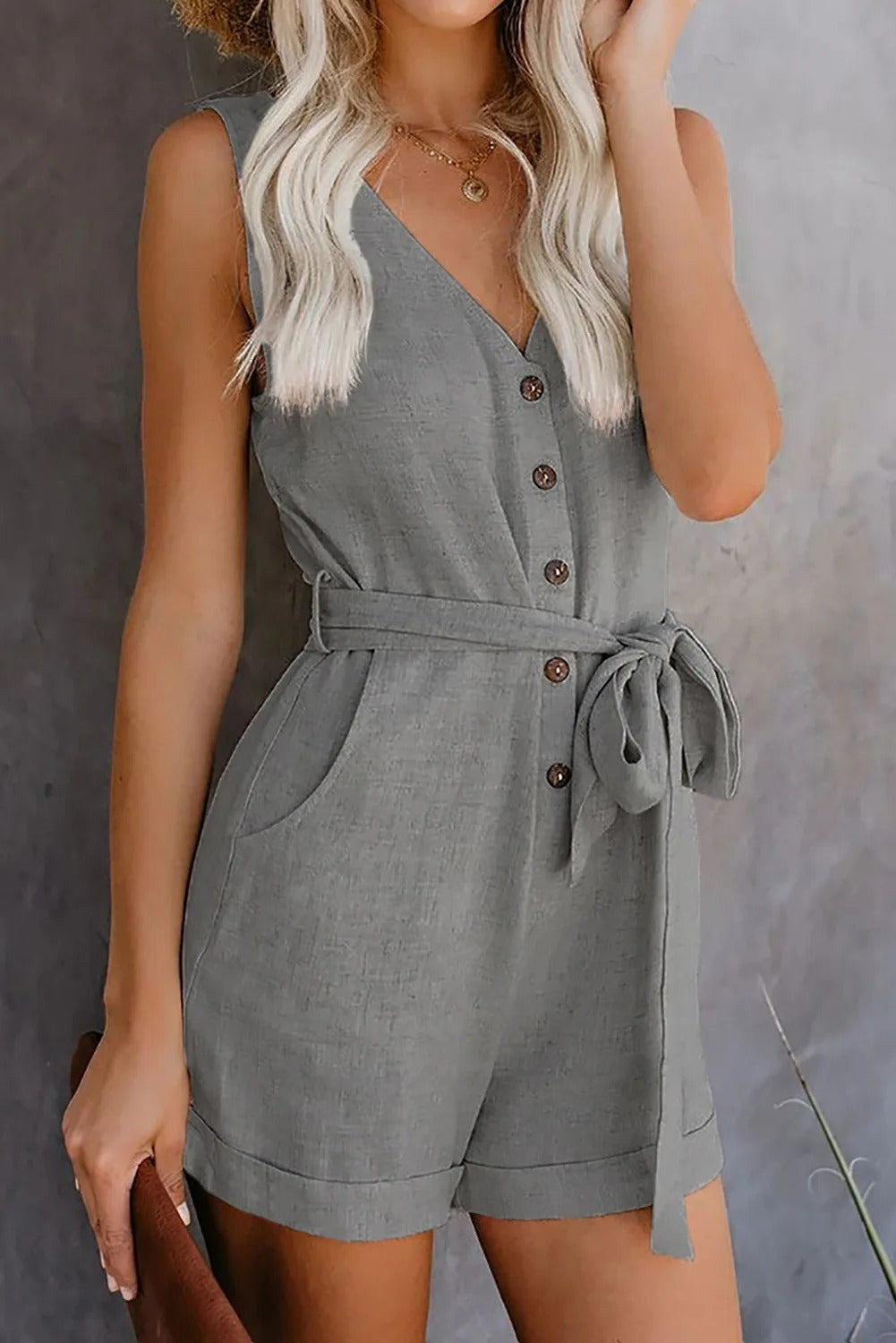 "Nina jumpsuit met V-hals, knoopriem en zakken, zachte stretchstof, elegant en comfortabel, perfect voor elke gelegenheid"