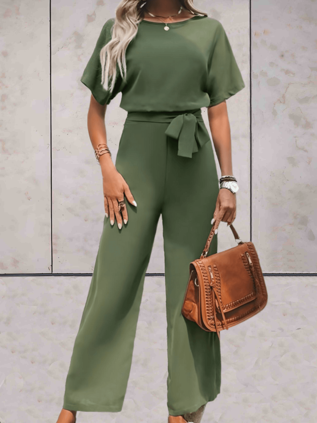 "Noa jumpsuit dames in stijlvol design, luchtige stof, elegante uitstraling met wijde mouwen en speelse details."