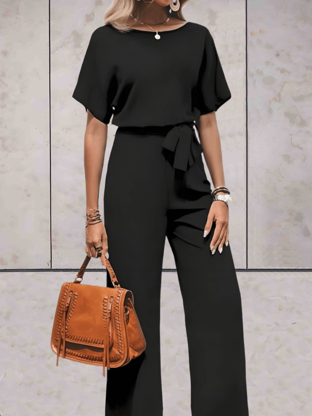 "Noa jumpsuit dames in stijlvol design, luchtige stof, elegante uitstraling met wijde mouwen en speelse details."