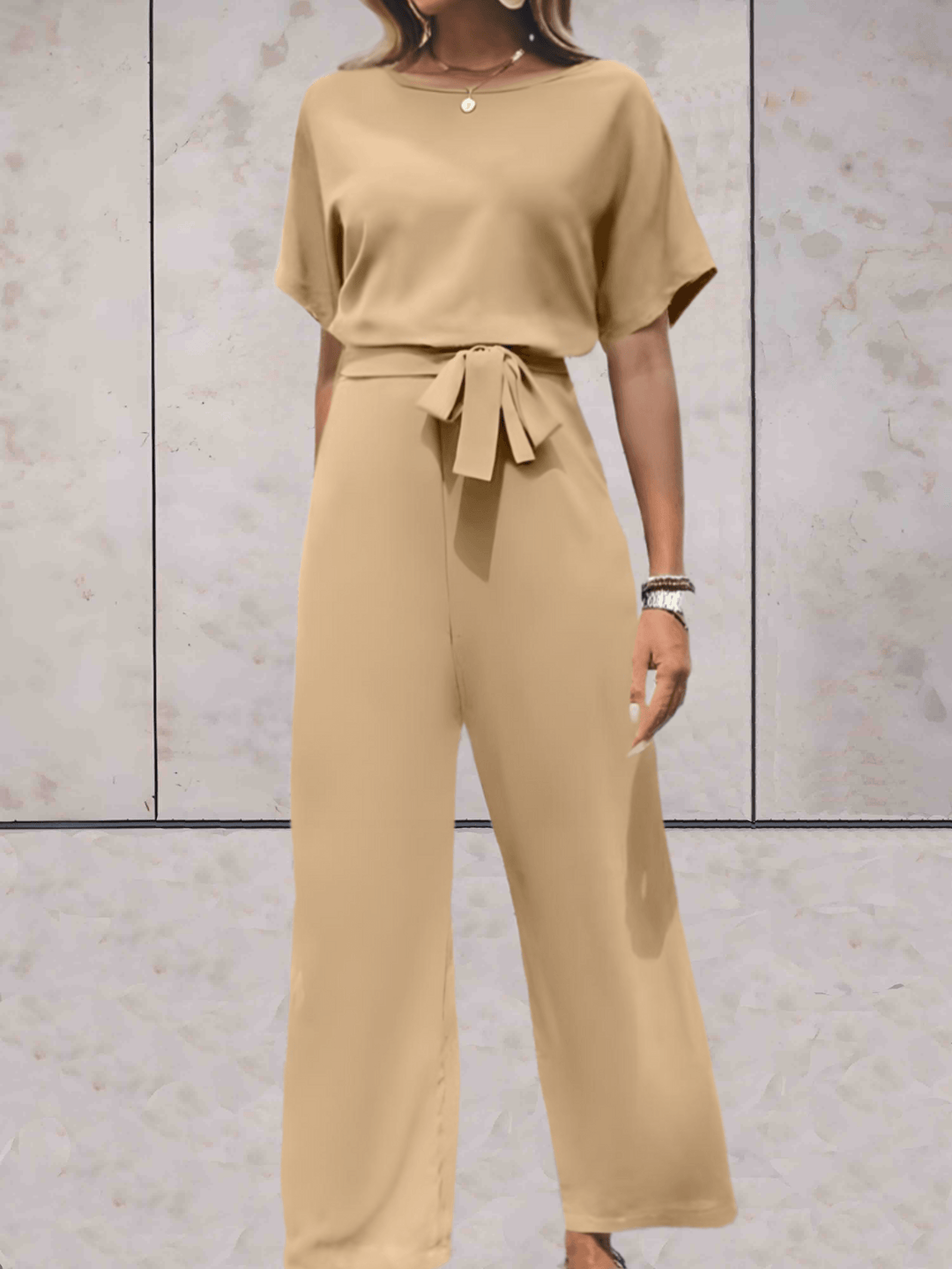 "Noa jumpsuit dames in stijlvol design, luchtige stof, elegante uitstraling met wijde mouwen en speelse details."