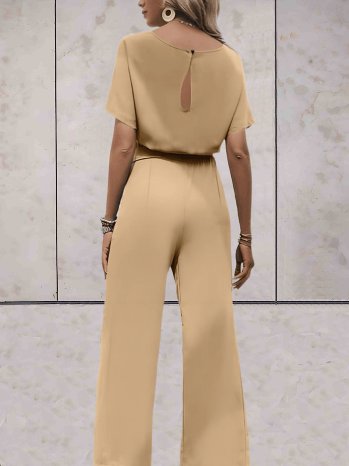 "Noa jumpsuit dames in stijlvol design, luchtige stof, elegante uitstraling met wijde mouwen en speelse details."