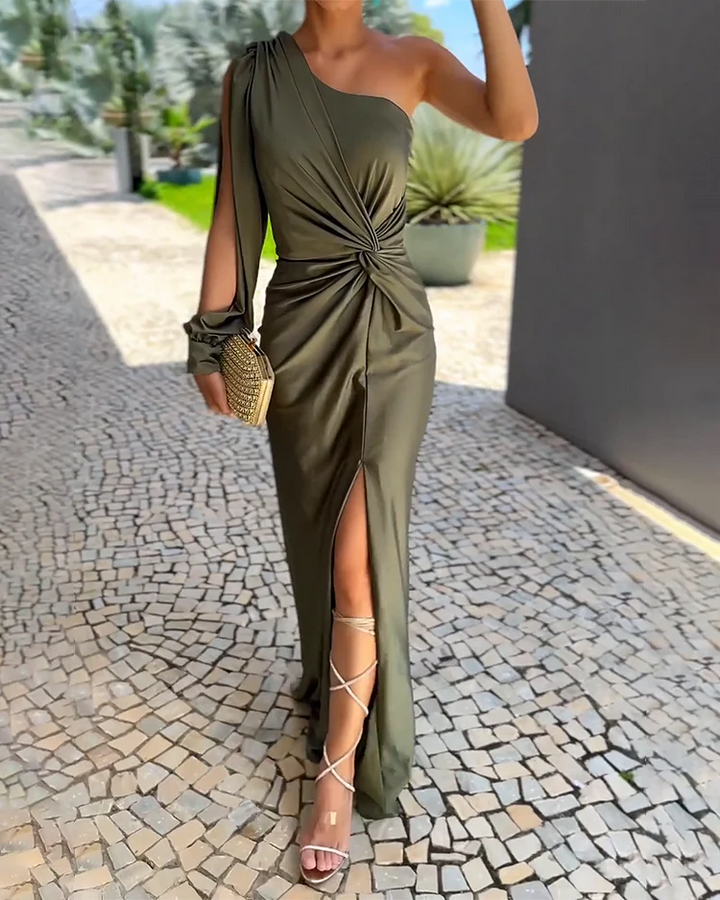 Noa Maxi-jurk: tijdloos elegant design, subtiele split, ademende stof, flatterende pasvorm voor damesmode.