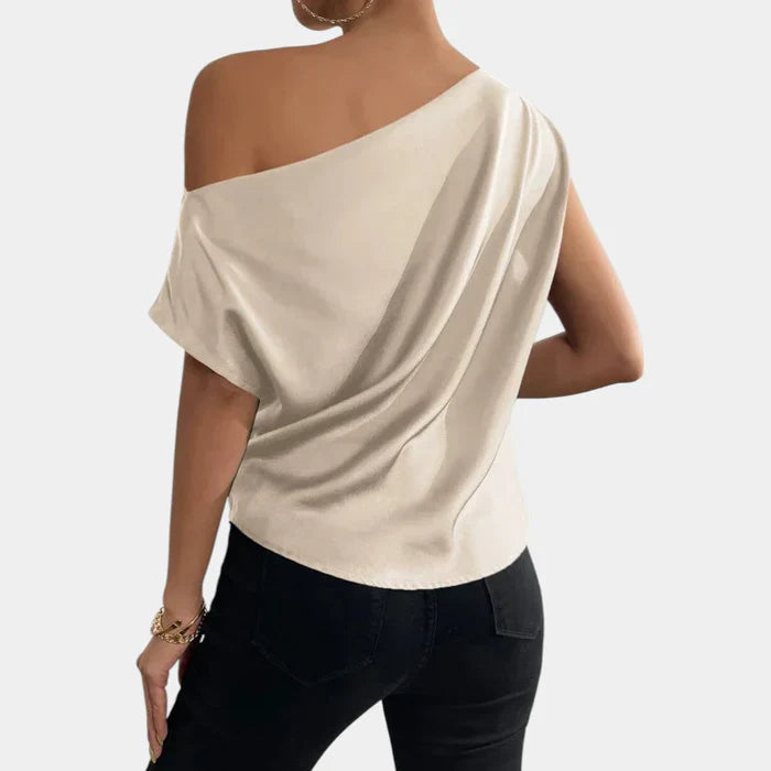 Off-shoulder beige dames top met vleermuismouwen, luchtige pasvorm, elegant design. Perfect voor de zomergarderobe.