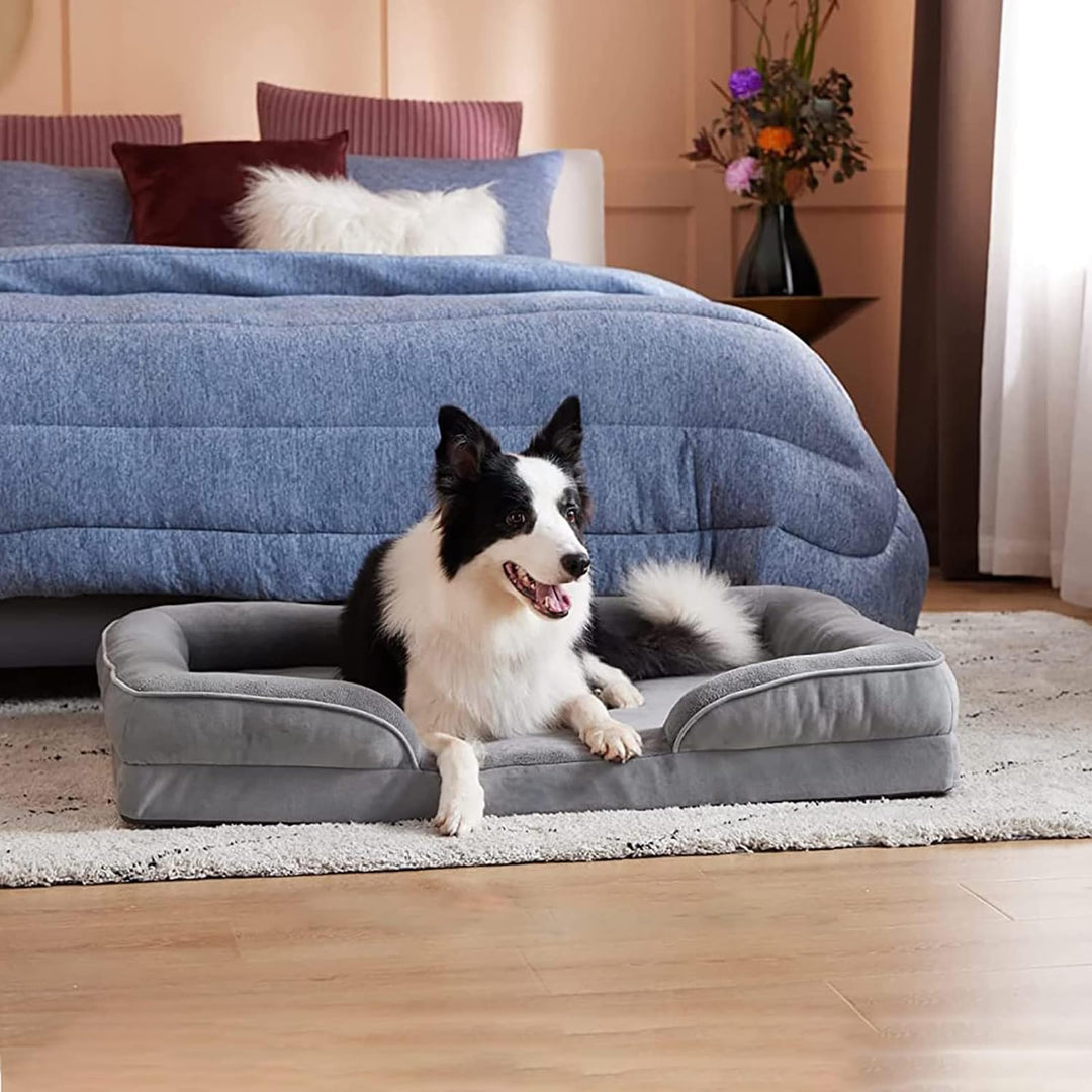 Orthopedisch hondenbed van traagschuim met zachte pluche bekleding voor extra comfort en ondersteuning van gewrichten.