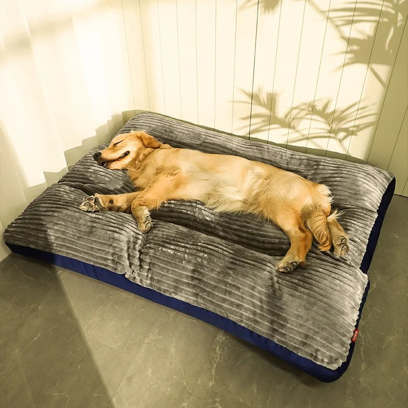 Orthopedisch hondenkussen donkerblauw, fleecevoering, antislipbodem en opstaande randen voor warmte en comfort.
