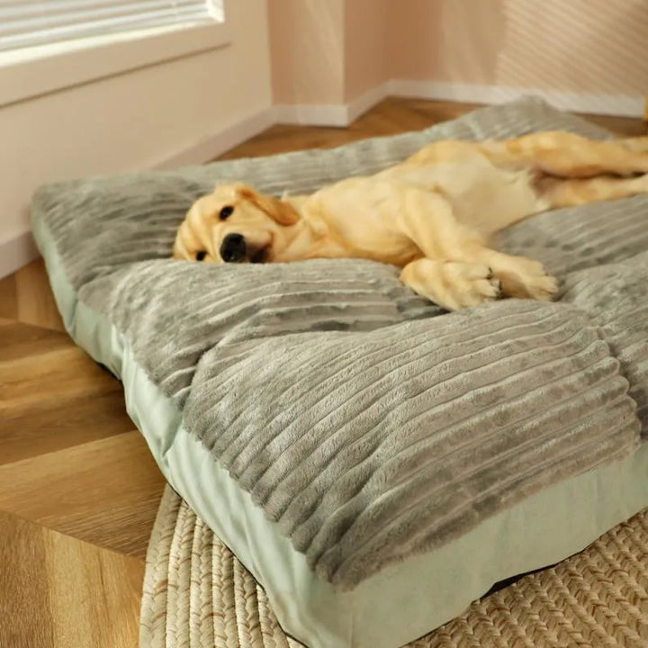Orthopedisch hondenkussen donkerblauw, fleecevoering, antislipbodem en opstaande randen voor warmte en comfort.