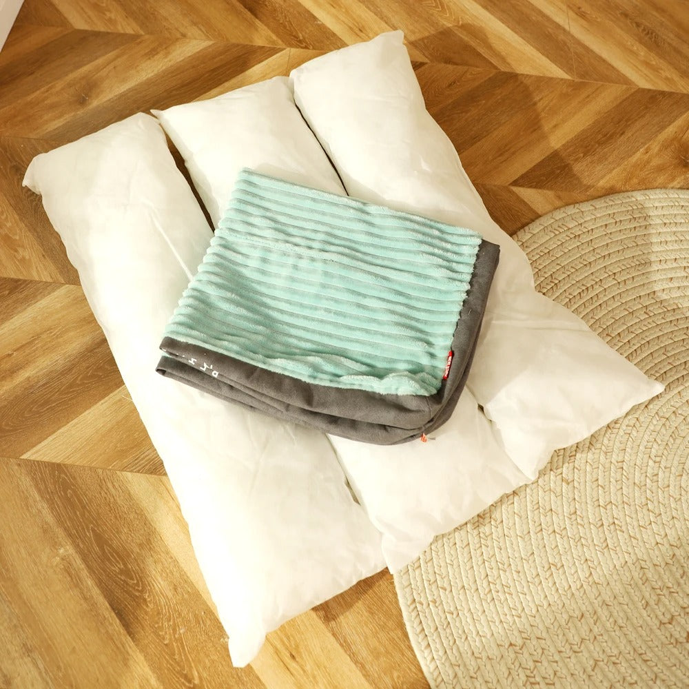 Orthopedisch hondenkussen donkerblauw, fleecevoering, antislipbodem en opstaande randen voor warmte en comfort.