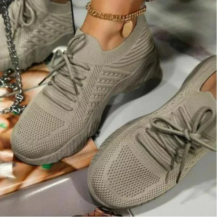 "Orthopedische dames sneakers met veters, lichtgrijs, ergonomische steun en schokabsorberende zool, stijlvol en comfortabel."