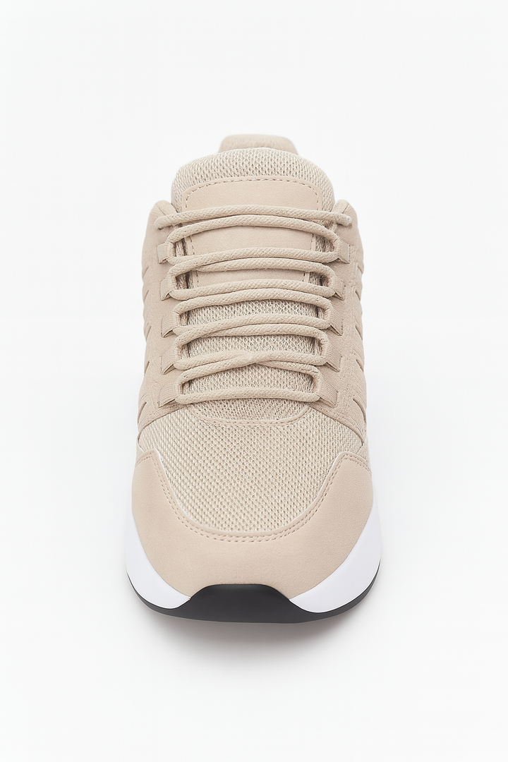 "Orthopedische damessneakers met voetboogondersteuning, ademend mesh en suède, anti-slip zool in zwart en beige."
