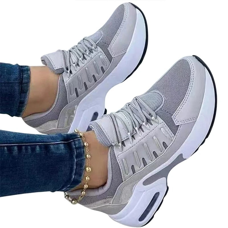 "Orthopedische damessneakers met voetboogondersteuning, ademend mesh en suède, anti-slip zool in zwart en beige."
