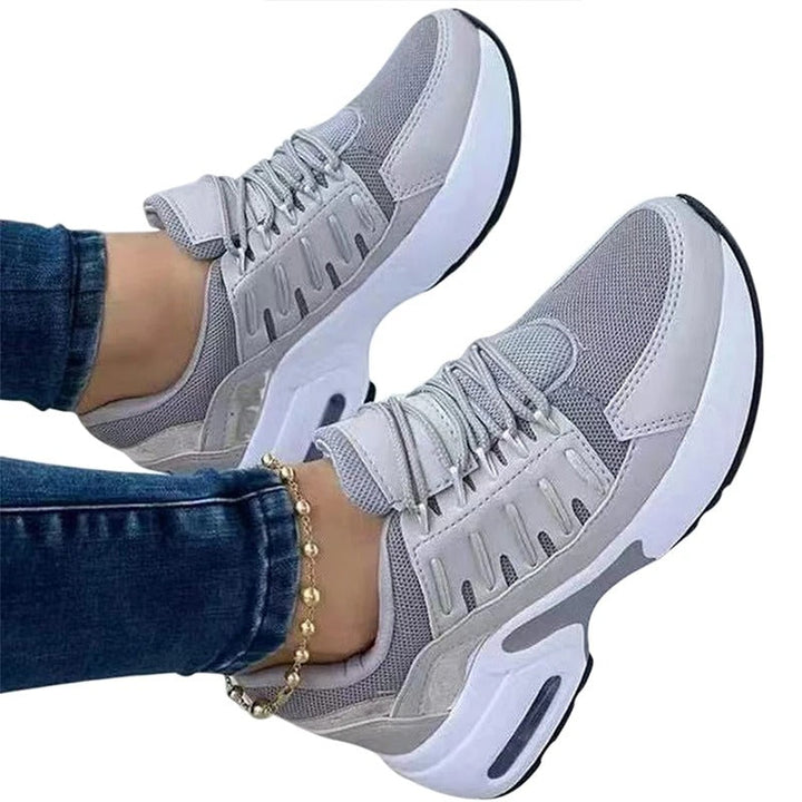 "Orthopedische damessneakers met voetboogondersteuning, ademend mesh en suède, anti-slip zool in zwart en beige."