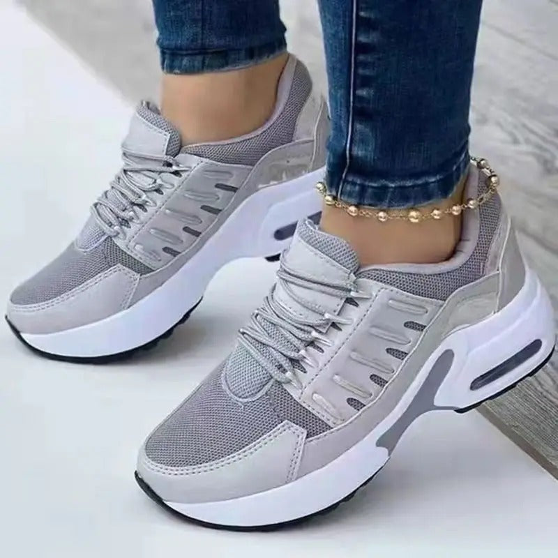 "Orthopedische damessneakers met voetboogondersteuning, ademend mesh en suède, anti-slip zool in zwart en beige."