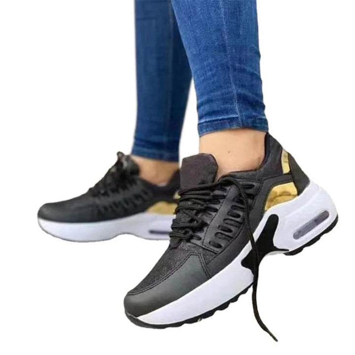 "Orthopedische damessneakers met voetboogondersteuning, ademend mesh en suède, anti-slip zool in zwart en beige."