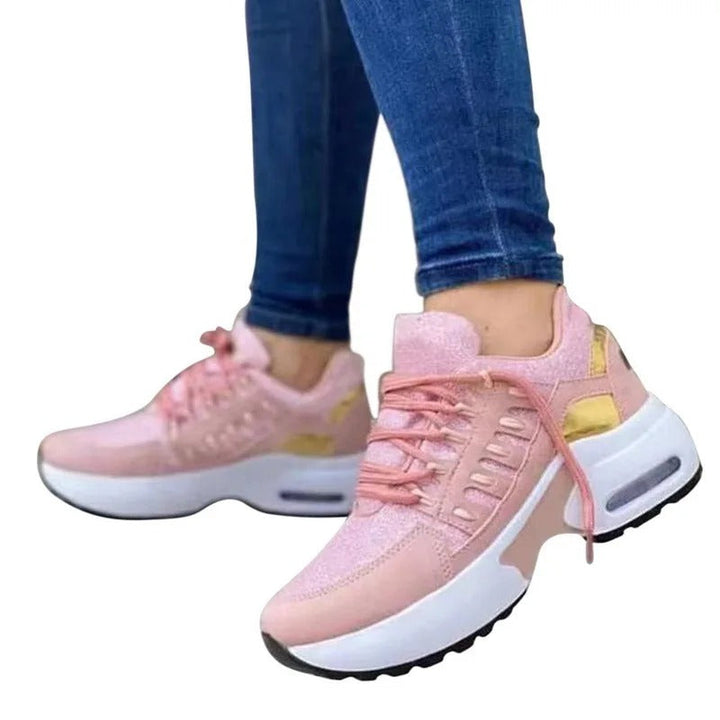 "Orthopedische damessneakers met voetboogondersteuning, ademend mesh en suède, anti-slip zool in zwart en beige."
