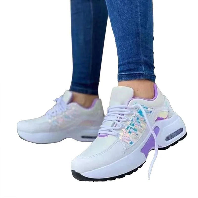 "Orthopedische damessneakers met voetboogondersteuning, ademend mesh en suède, anti-slip zool in zwart en beige."