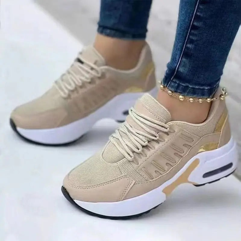 "Orthopedische damessneakers met voetboogondersteuning, ademend mesh en suède, anti-slip zool in zwart en beige."