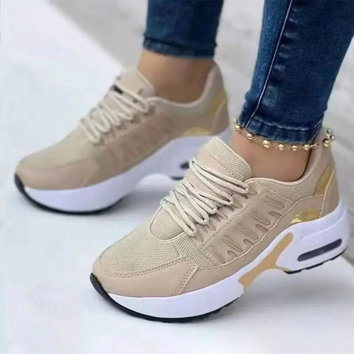 "Orthopedische damessneakers met voetboogondersteuning, ademend mesh en suède, anti-slip zool in zwart en beige."