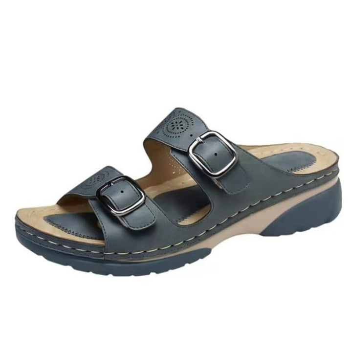 "Orthopedische sandalen met dubbele gespen, ergonomisch voetbed en stijlvolle perforaties, comfortabel en zomerklaar."