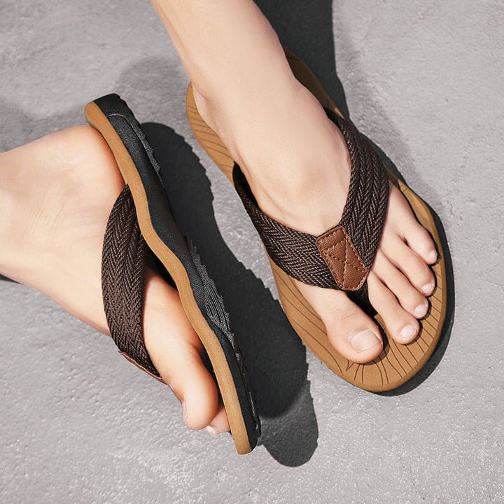 "Orthopedische slippers heren met ademend bovenwerk en comfortabel voetbed, ideaal voor zowel thuis als buiten."