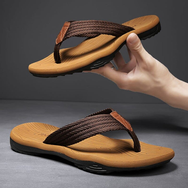 "Orthopedische slippers heren met ademend bovenwerk en comfortabel voetbed, ideaal voor zowel thuis als buiten."